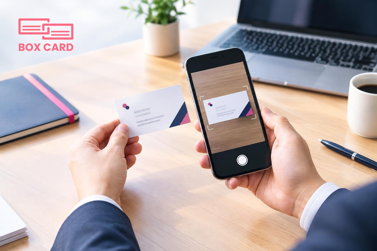 デスクでBoxcard スキャンアプリを使い、スマートフォンで名刺を撮影してOCR結果を確認するビジネスマンの手元、編集写真